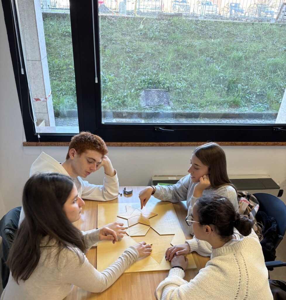 gli allievi svolgono le attività di laboratorio