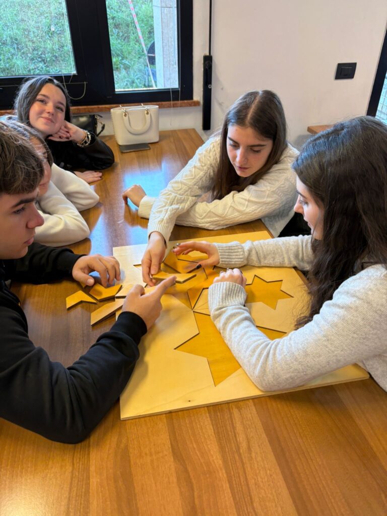 gli allievi svolgono le attività di laboratorio