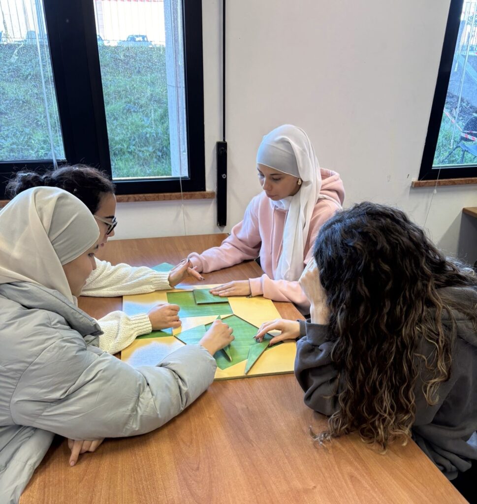 gli allievi svolgono le attività di laboratorio