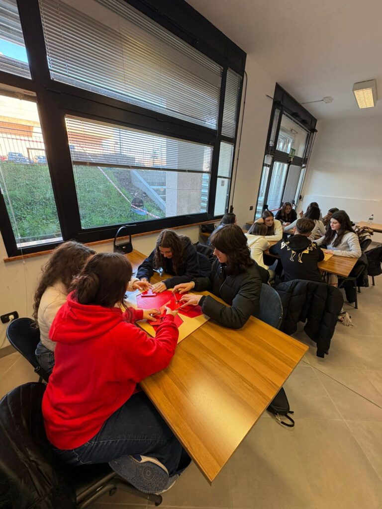 gli allievi svolgono le attività di laboratorio