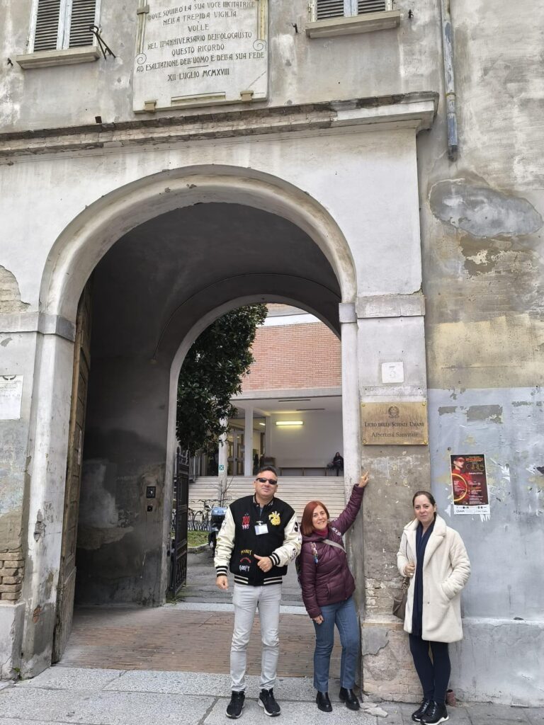 foto all'ingresso della scuola