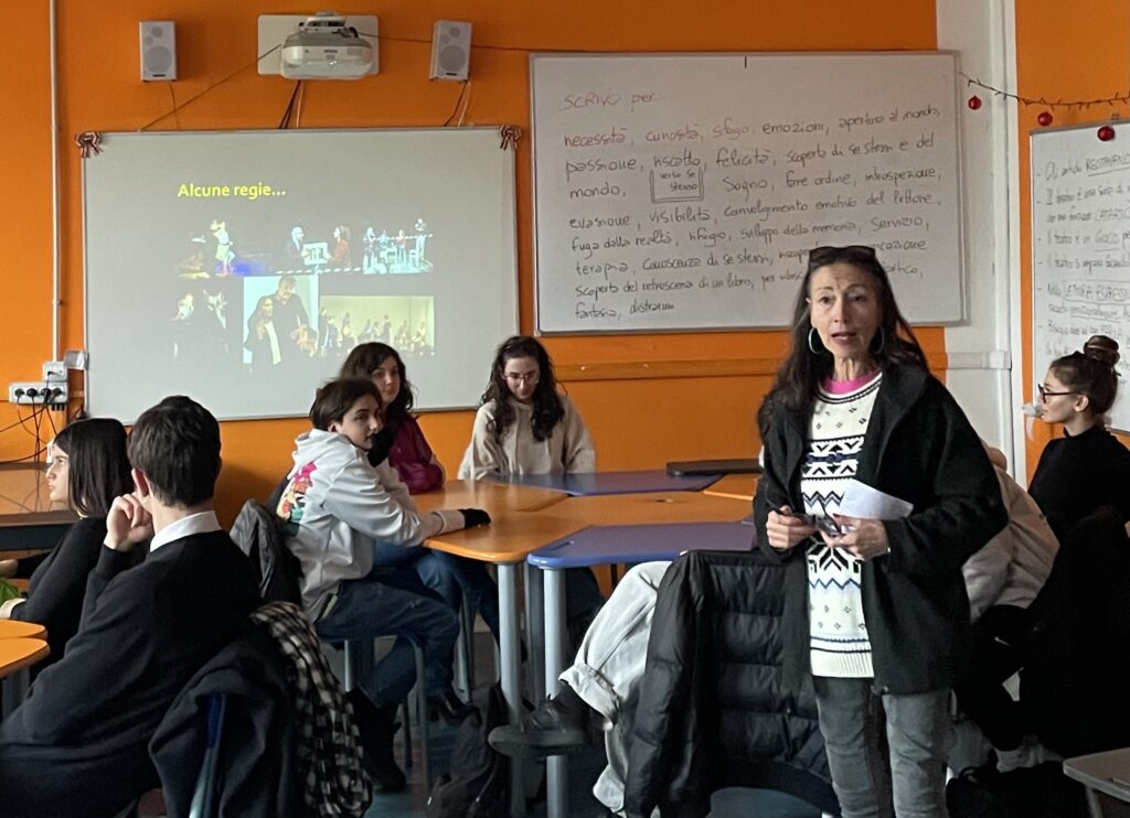 Paola Ferrari durante la sua lezione sul teatro