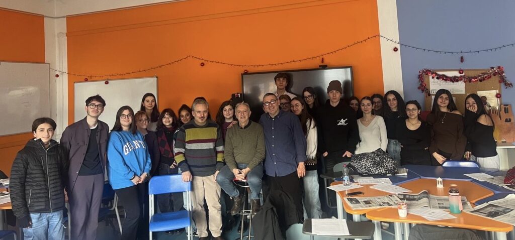 L’incontro con Francesco Monaco, al centro (seduto sullo sgabello)